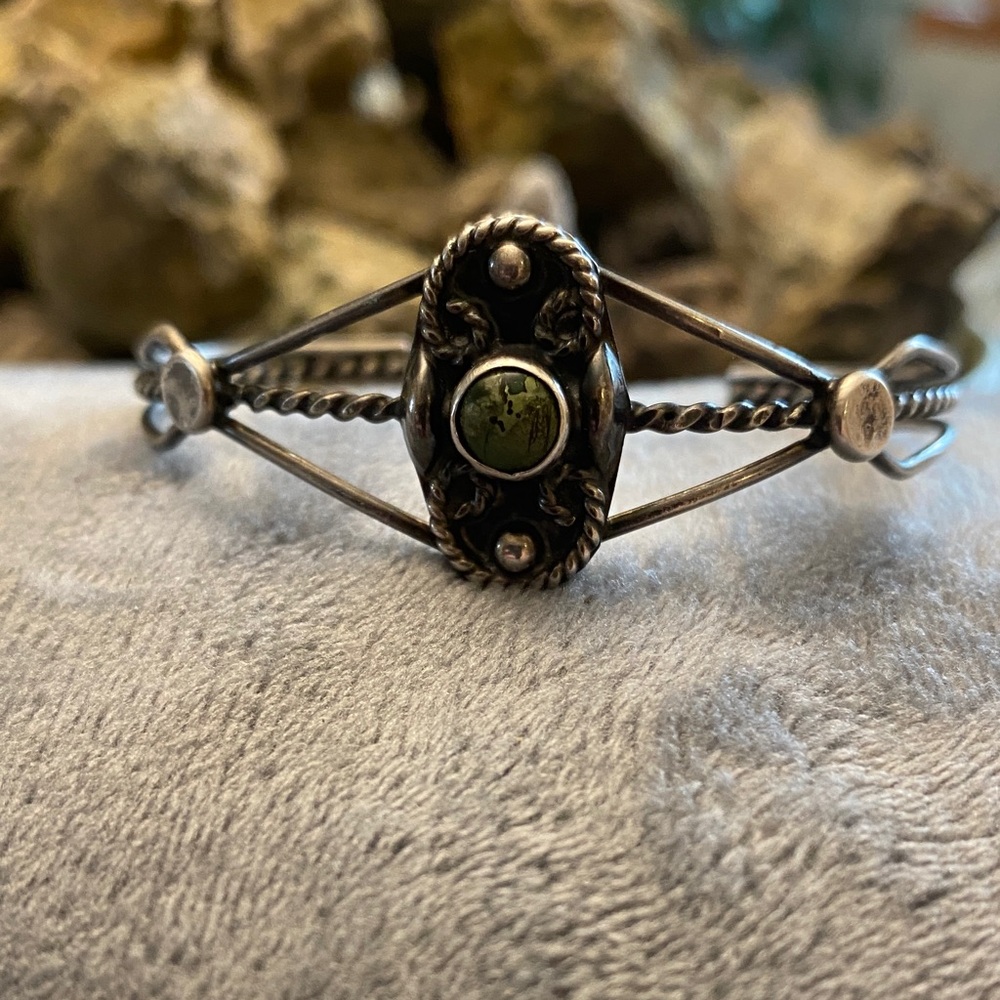 Green Stone stamped Sterling silver Twist Cuff Bracelet - vintage